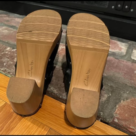 Clarks Black Leather Clogs with Tan Sole - Picture 3 of 7